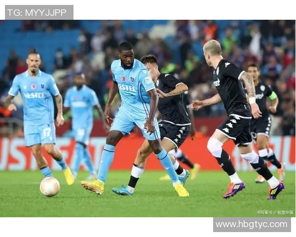 邓伯什与阿尔克马尔的激烈对决揭示足球战术的博弈与激情